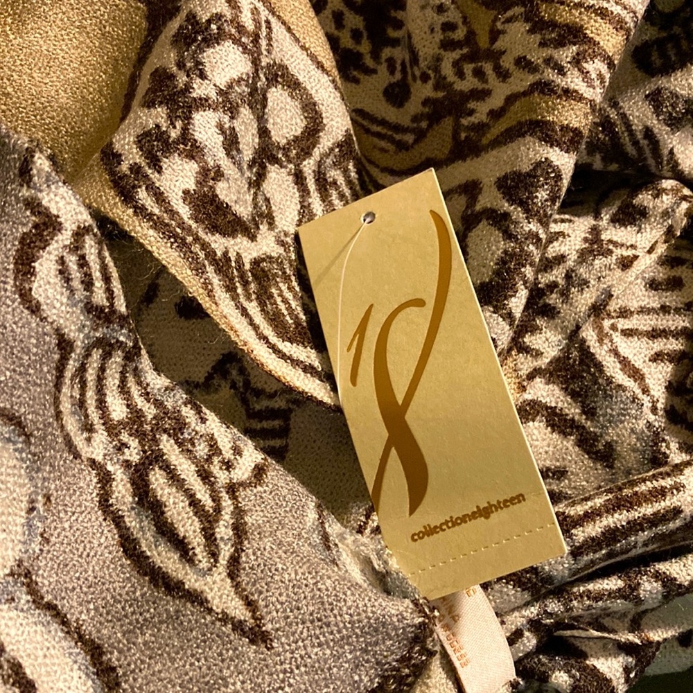 Scarf with neutral colors.